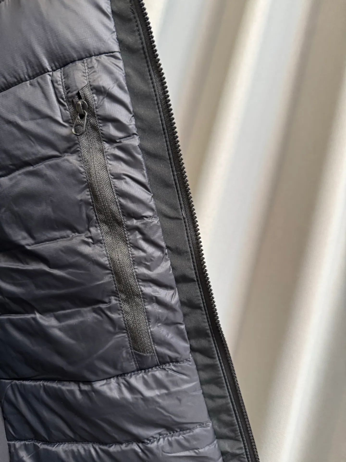 【Premium 】 ARC‘TERYX Solano Down Hoody + Breathable Versatile Gore Tex ， ！ 5 !! SOLANO + ， 、 Breathable 。New Arrival Solano Down Hoody 、 、 。Solano 、 ， 。 FAS GORE-TEX ， 。 ， Breathable。 ， rima Loft Breathable ！ Same Style ： Size：s/m/l/xl/2xl
